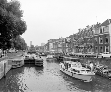 855973 Gezicht op het noordelijk deel van de Weerdsluis te Utrecht, met enkele pleziervaartuigen vanaf de Stenenbrug; ...